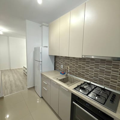 Location d’un appartement moderne avec pièce séparée et balcon, Chiajna, Secteur 6, Bucarest, Roumanie
